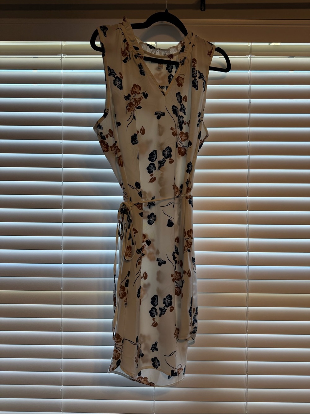 41 Hawthorn Cream Floral V-Neck Tie-Waist Dress